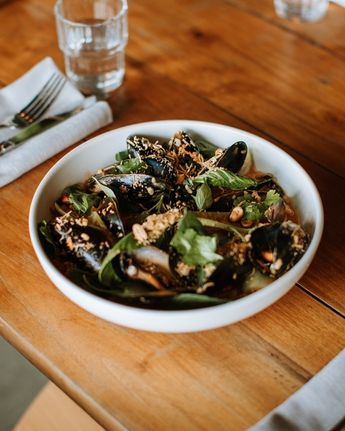 2 yellow curry mussels