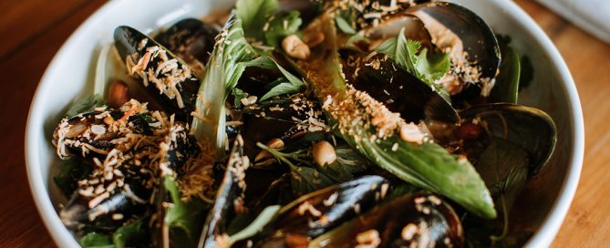 mussels with ducks curry paste